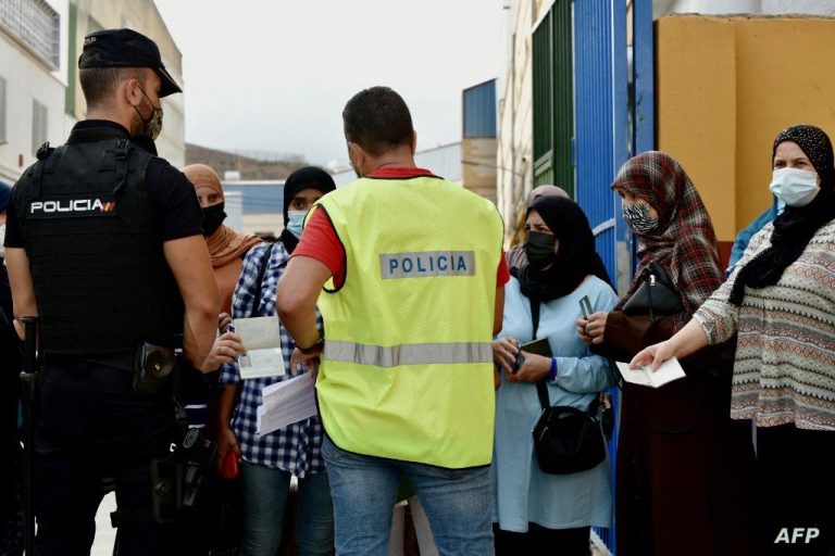 مجلس الوزراء الإسباني يقرر منح الإقامة لـ25000 مهاجر