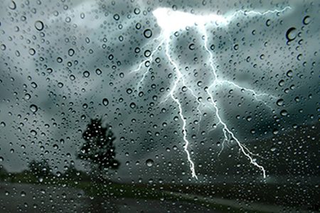 نشرة إنذارية.. تساقط أمطار قوية أحيانا رعدية في عدد من مناطق المملكة