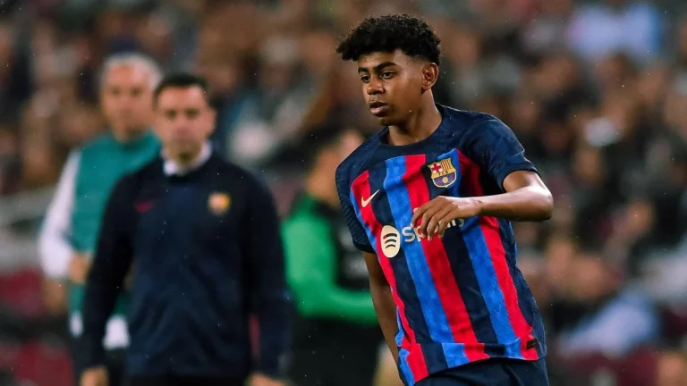 لامين جمال يتألق ويقود برشلونة لربع نهائي دوري أبطال أوروبا