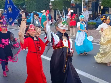 كرنفال مدرسي بطنجة يضفي على الشوارع جمالية بديعة وألوانا بهيجة