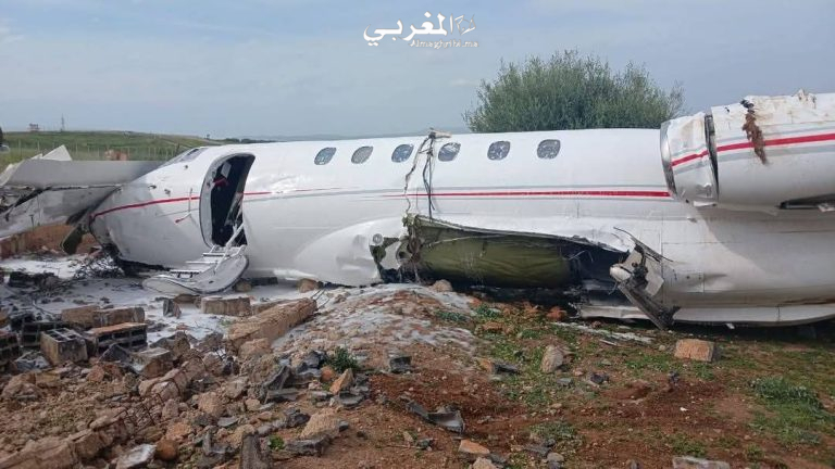 سقوط طائرة خفيفة أثناء هبوطها بمطار فاس سايس وحالة طاقمها مجهولة (صور)