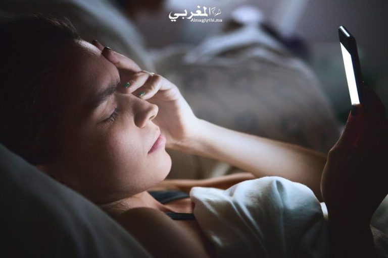 تحذير صادم: ساعة واحدة على الموبايل قبل النوم تدمر نومك وتصيبك بالأرق (تقرير)