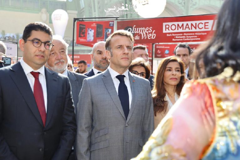 الرئيس الفرنسي يزور جناح المغرب، ضيف شرف مهرجان باريس للكتاب