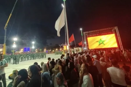 الحرس الملكي يضيء كورنيش المضيق بطواف المشاعل التقليدية
