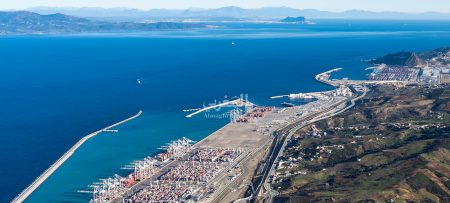 طنجة المتوسط يتربع على قمة الموانئ الأفريقية في سباق لوجستي محتدم