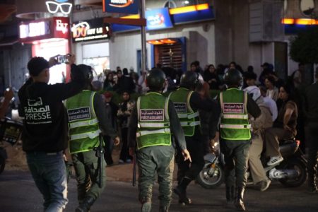 الفرقة الوطنية تشرع في اعتقال “الملثمين” المتورطين في أحداث التخريب من قلب منازلهم
