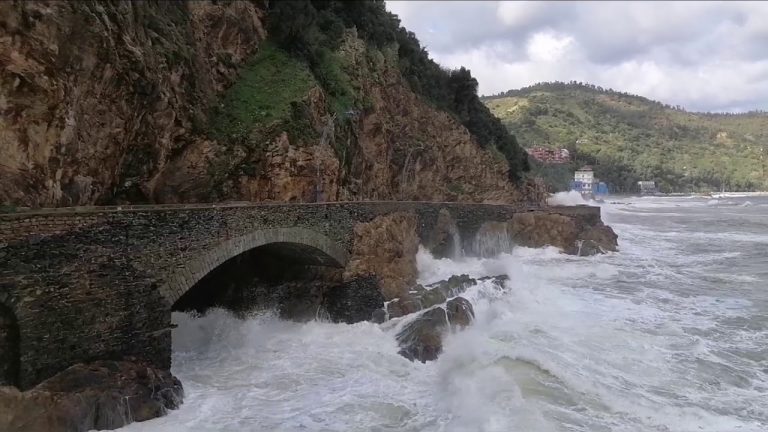 انخفاض درجات الحرارة وتساقطات ثلجية مرتقبة وهيجان بالسواحل المغربية
