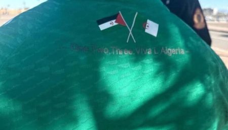 منع دخول مشجعين جزائريين ارتدوا قمصانا تحمل علم البوليساريو