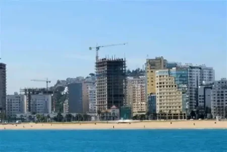 مشروع كاب تاورز بطنجة يثير تساؤلات حول شروط السلامة بمحيط الأوراش الكبرى