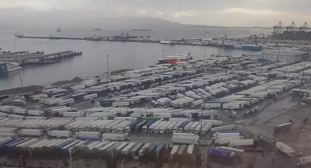 العاصفة مارتا تشل الملاحة وتغلق ميناء طنجة المتوسط