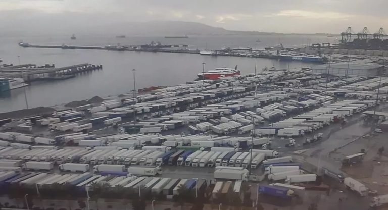العاصفة مارتا تشل الملاحة وتغلق ميناء طنجة المتوسط