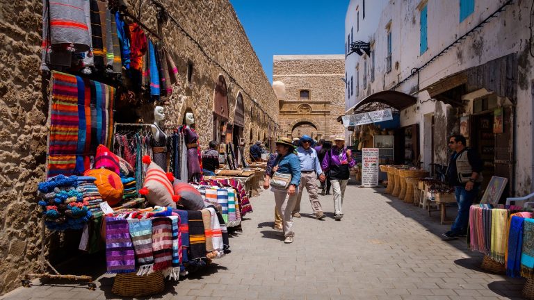 السياحة في المغرب تتجاوز التوقعات, 894 ألف وظيفة مباشرة وقرابة 20 مليون سائح في 2025