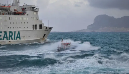 سوء الأحوال الجوية يعلق الملاحة البحرية بين طنجة المدينة وطريفة
