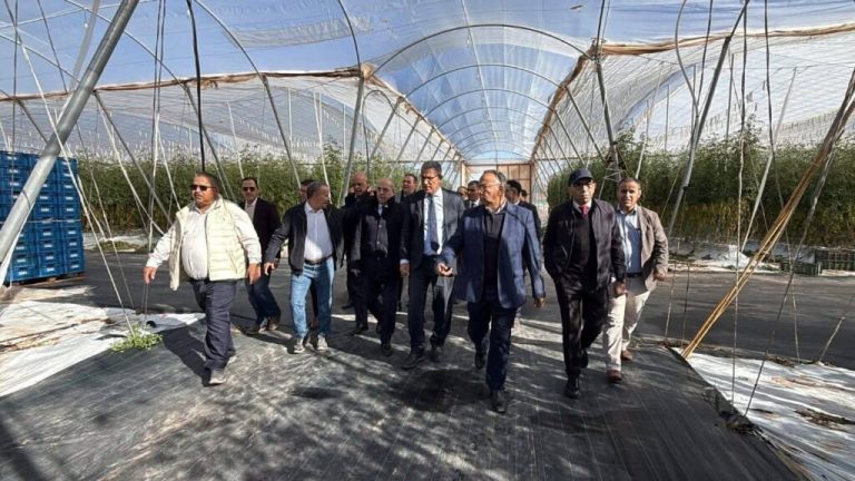 زيارة ميدانية لوزير الفلاحة بإقليم اشتوكة أيت باها لدعم الفلاحين بعد تضررهم من العاصفة الرملية
