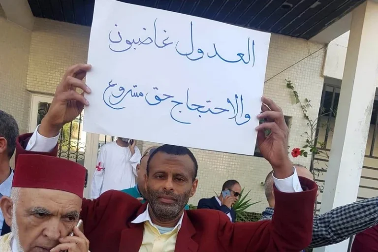 جدل مشروع قانون العدول يتصاعد وإضراب يشل خدمات التوثيق بالمحاكم