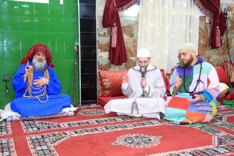بولندي يعلن اعتناقه الإسلام داخل الزاوية الكركرية بالمغرب
