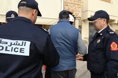 فاس.. تدخل أمني باستعمال السلاح الوظيفي و”TASER” لتوقيف شخص هدد المواطنين بسلاح أبيض