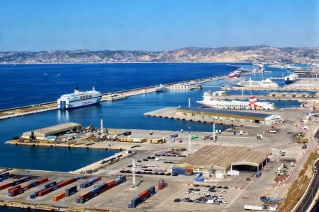 ازدحام واختناق متكرر داخل ميناء طنجة المتوسط يثير استياء سائقي الشاحنات