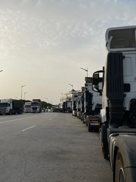 وقوف الشاحنات بالقصر الصغير يثير مخاوف الساكنة بعد إزالة علامة منع الوقوف
