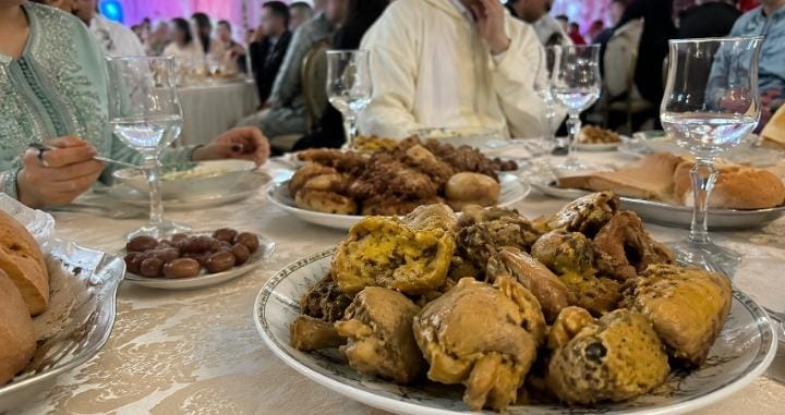 رغم انخفاض أسعاره.. الدجاج يفقد مكانته على موائد الأعراس المغربية