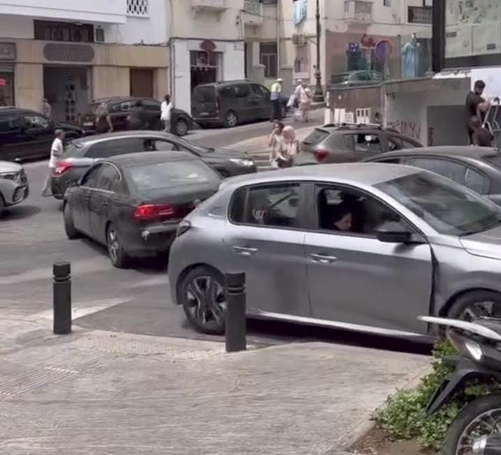 فوضى باركينگ شارع مكسيك فطنجة كتزيد من معاناة السائقين والمارة