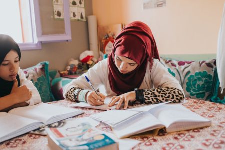 دراسة.. 57% من المغربيات حاصلات على التعليم الثانوي أو العالي وفوارق مستمرة بين نساء المدن والقرى