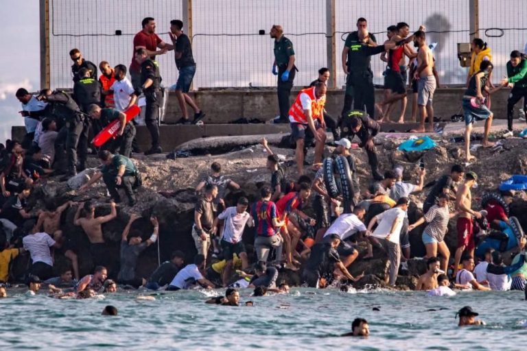 ارتفاع حصيلة ضحايا موجة العبور نحو سبتة المحتلة إلى 67 وفاة وإسبانيا تعزز إجراءاتها الأمنية